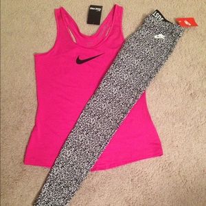 NWOT. Nike Printed Logo leggings black/white